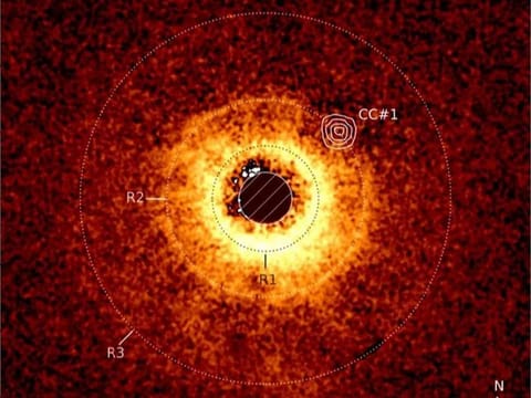 Image of the disk around the star TWA 7 recorded using ESO's Very Large Telescope's SPHERE instrument. The image captured with JWST’s MIRI instrument is overlayed. We can clearly see the empty area around TWA 7 B in the R2 ring (CC #1).