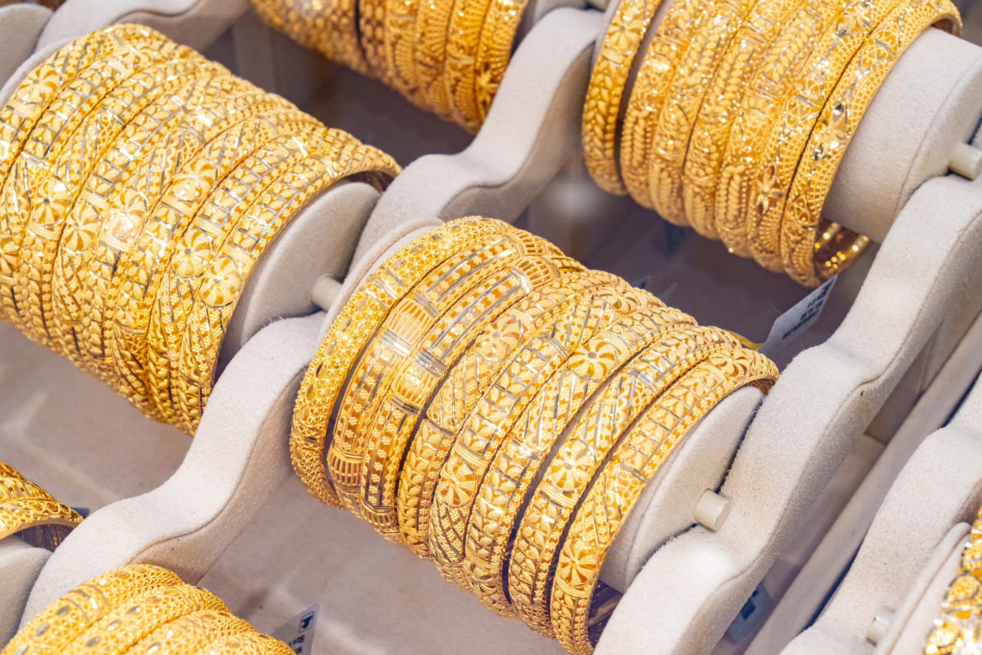 Gold prices keep climbing as global momentum lifts local rates.