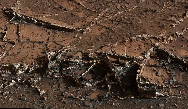 Mars rover Curiosity spots strange veins on planet’s surface.