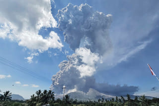Several flights cancelled as volcano erupts in Indonesia again