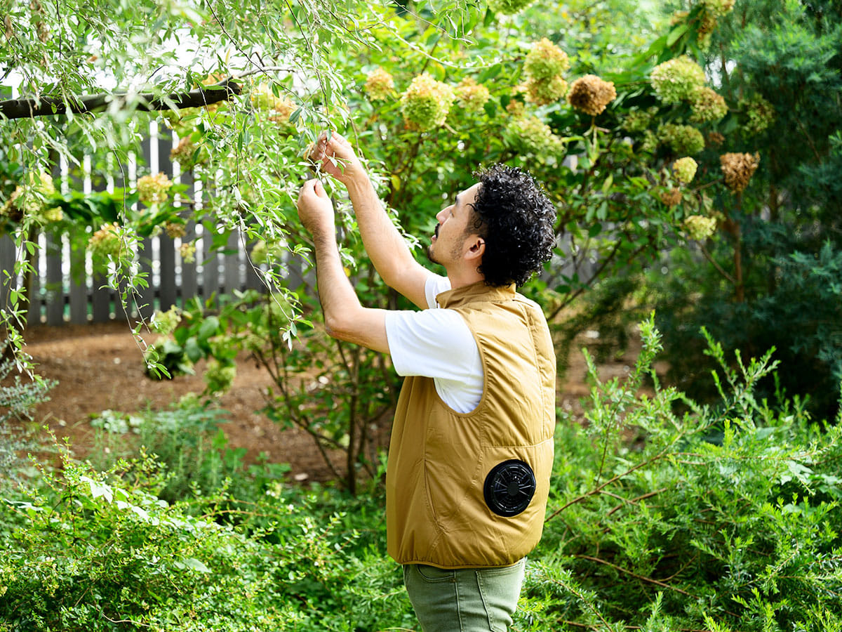 Cooling vests are popular because they work well. They regulate core body temperature by employing technologies like evaporation or ice. 