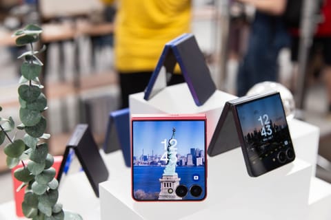 Samsung is packing in the AI with the Flip7 and Fold7. And with the entry-level of Flip7 FE, the intent is clear - win over more first-time buyers. And even the fashion-conscious ones. 