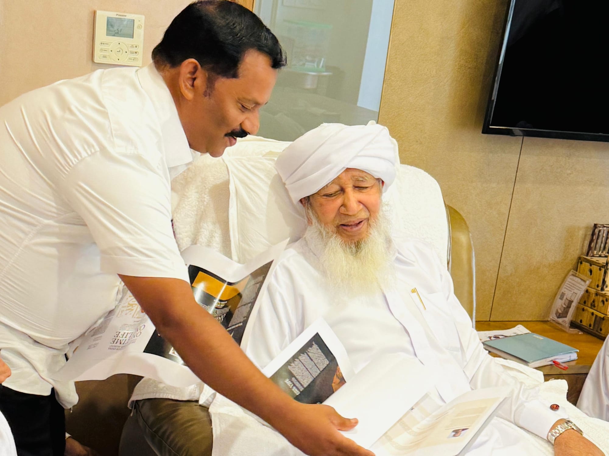 Salam Kolikkal shows the draft copy of the book to Sheikh Abubakr Ahmad.