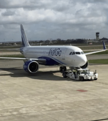 After the flight's return, the airline announced its cancellation, leaving the passengers without transit for the night