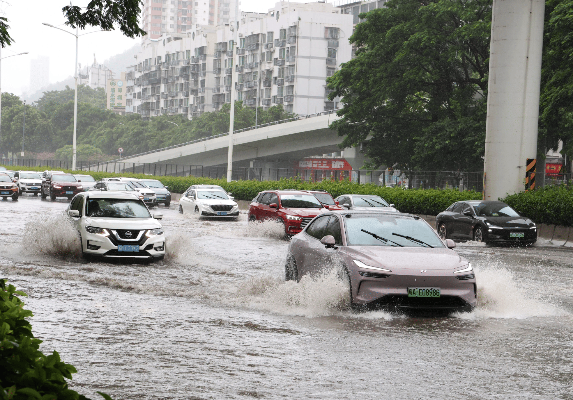 Typhoon Wipha slammed into the coast of Taishan in southern China's Guangdong Province on Sunday evening, triggering emergency measures that included halting production, suspending business operations, and cancelling classes across several affected areas.