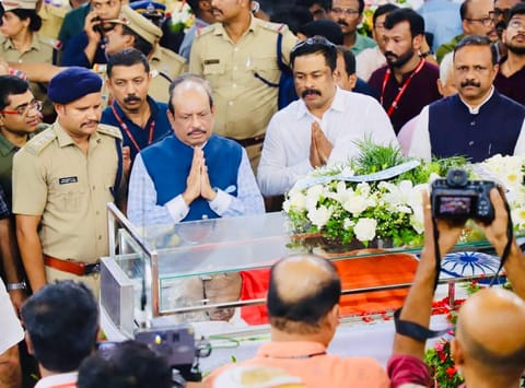 Yussufali MA of Lulu at former Kerala Chief Minister VS Achuthanandan's funeral. 