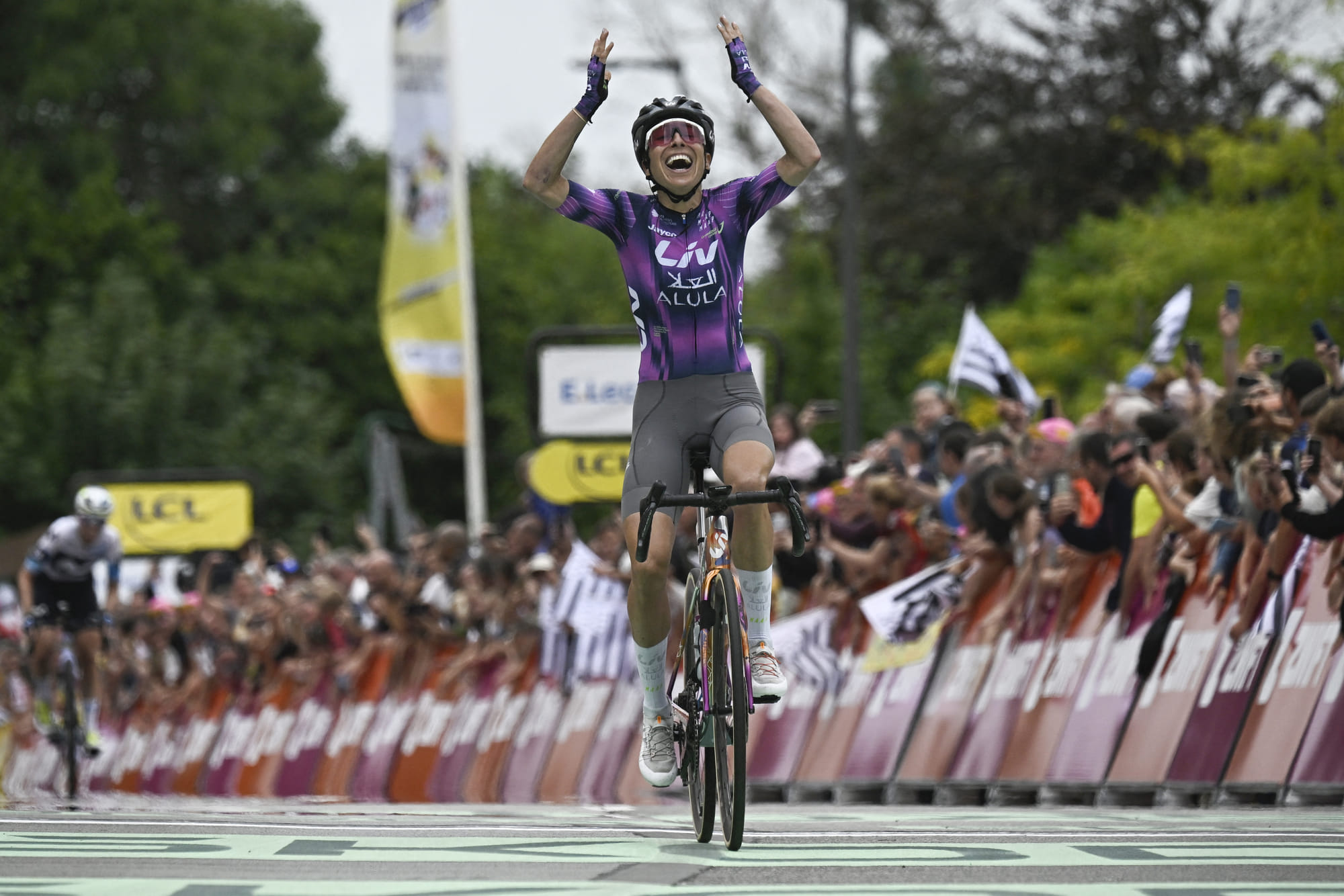 Liv-Alula-Jayco team's Spanish rider Mavi García celebrates as she crosses the finish line to win the 1st stage (out of 9) of the fourth edition of the Women's Tour de France cycling race, 78,8 km from Vannes to Plumelec, in Plumelec, western France, on July 26, 2025.