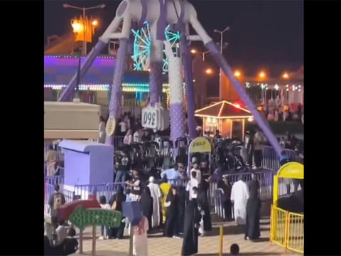 The ride's arm cracked, causing it to collapse with a massive thump along with the riders still onboard.