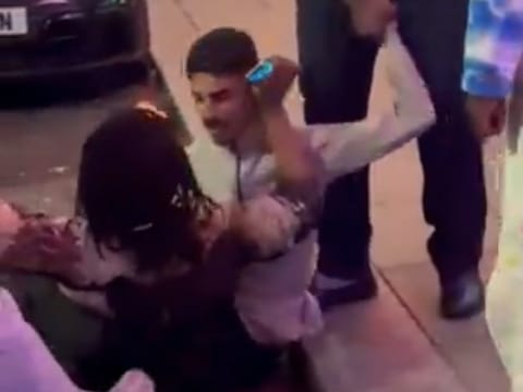 Video: Saudi tourist foils phone theft in London