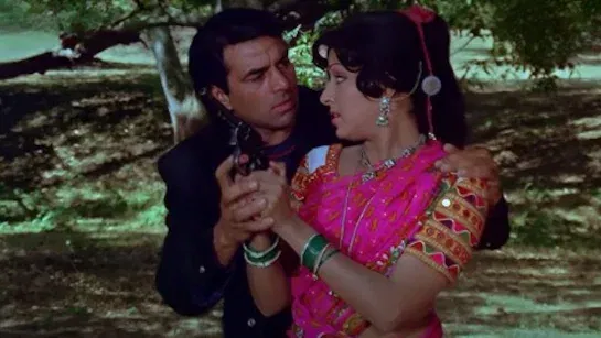 The Dharmendra- Hema Malini romance had just begun, and there was quite the love-triangle brewing on set. 
