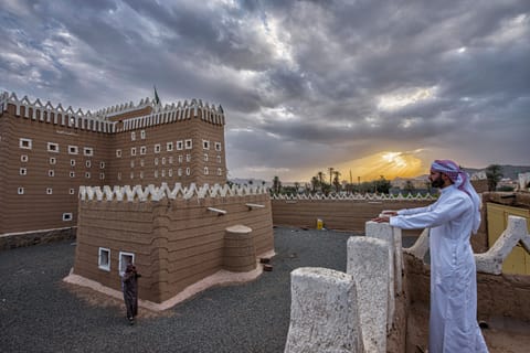Nestled in southern Saudi Arabia between mountains, oases, and desert landscapes, Najran offers a unique blend of natural beauty, history, and cultural richness. Once a key hub of the ancient spice trade, the region has evolved into a vibrant tourist destination that captures the heart of every visitor.
