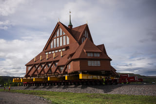Video: Historic Kiruna Church in Sweden arrives at new home after two-day journey