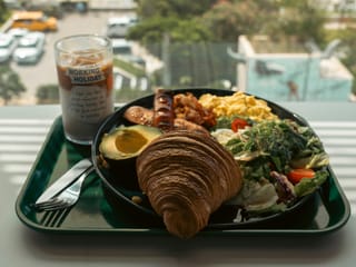 Breakfast after 9 am? Your mood and gut might suffer—here’s why