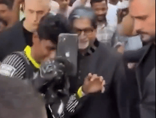 Bollywood icon Amitabh Bachchan’s lookalike creates buzz in Dubai, as crowds rush for photos