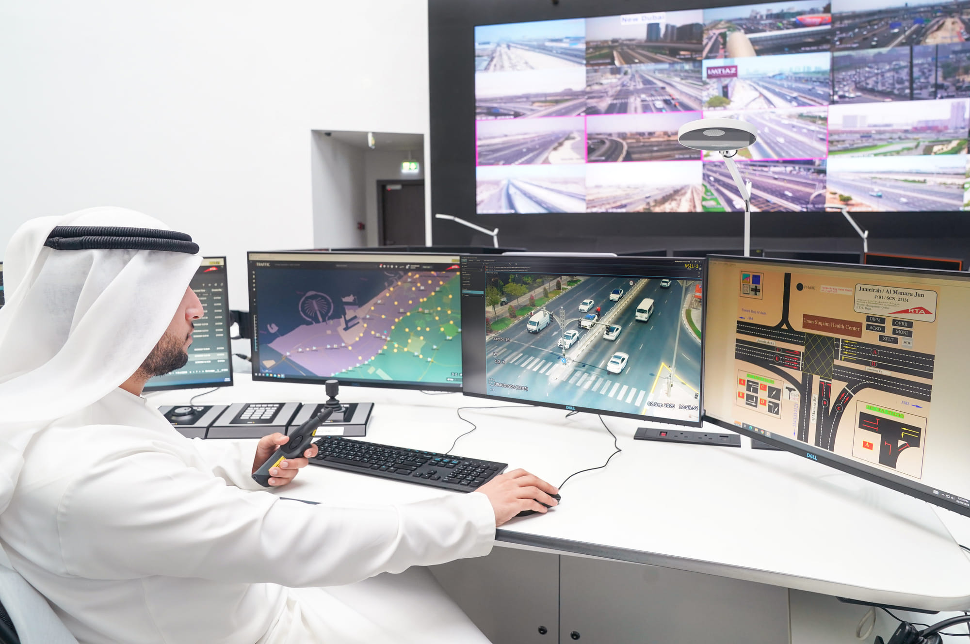 RTA uses AI to upgrade the traffic signal system in Dubai to ease traffic.