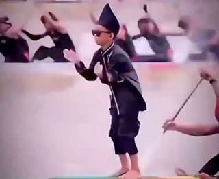 Indonesia: Dancing boy turns ancient boat race into global party