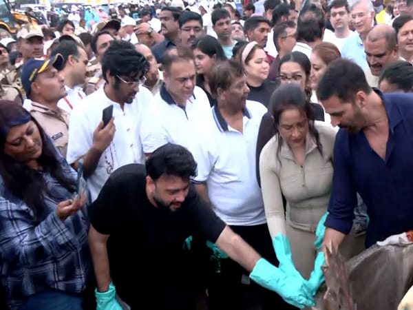 Akshay Kumar and Amruta Fadnavis in the clean-up drive  