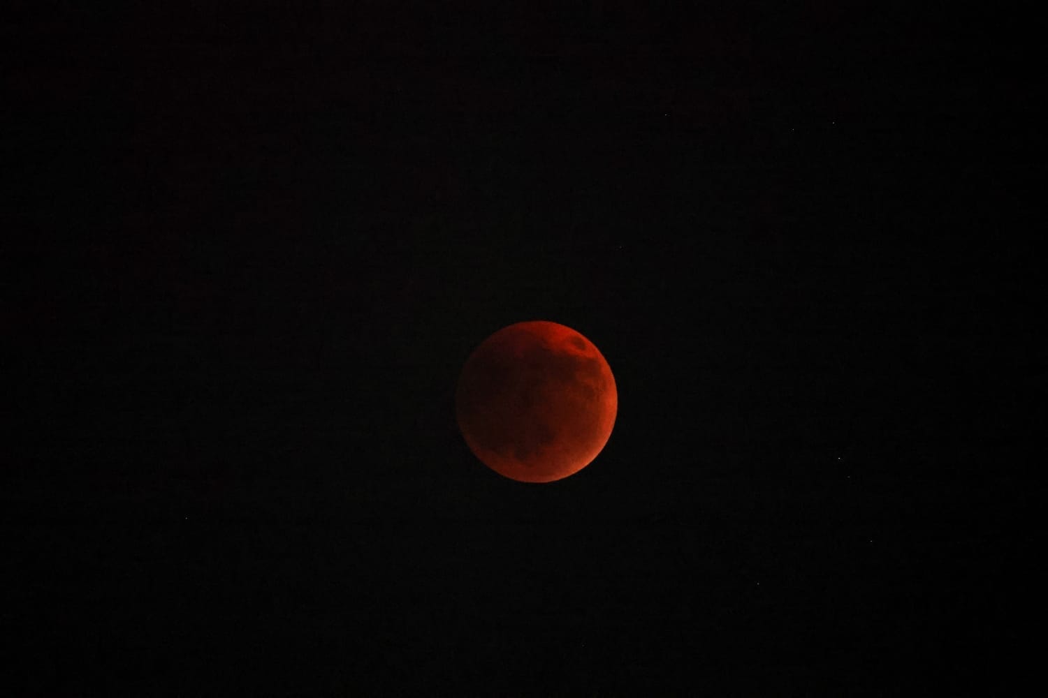 UAE skywatchers captivated by Blood Moon during 2025 lunar eclipse