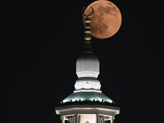 Blood Moon in Saudi Arabia: Total lunar eclipse mesmerises skywatchers in Makkah