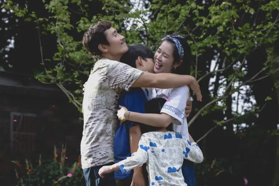 The film stars Lee Byung-hun and Son Ye-jin. What begins as a satire on corporate disposability spirals into a mix of slapstick homicide, family fractures, and unsettling revelations about the past.