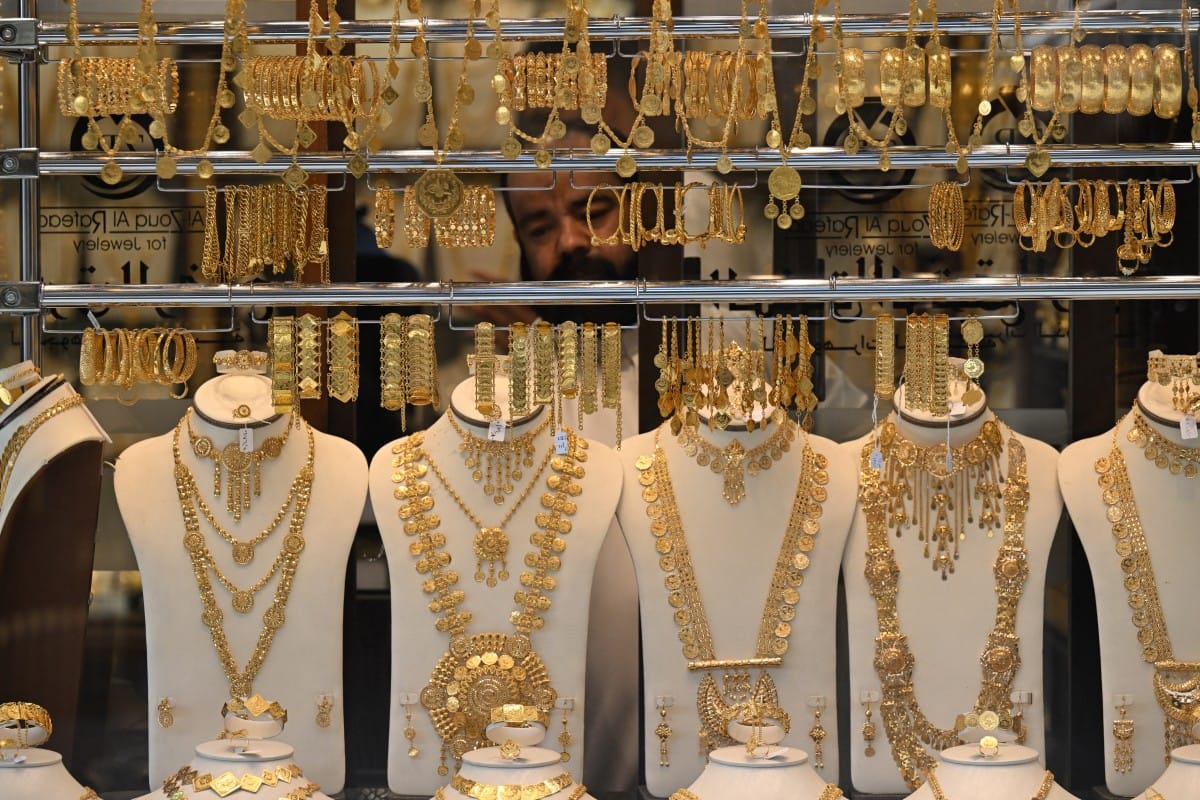 Dubai gold climbs again as global risks keep prices elevated.