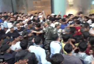 Video: iPhone 17 frenzy sparks fight at Mumbai Apple Store