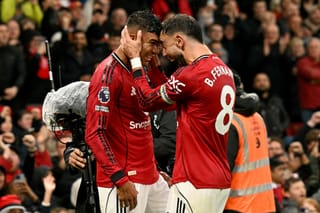 Manchester United earn vital win against Chelsea as Liverpool stay perfect
