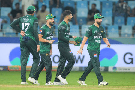 PCB chairman has lengthy chat with coach Hesson during Pakistan training ahead of India clash