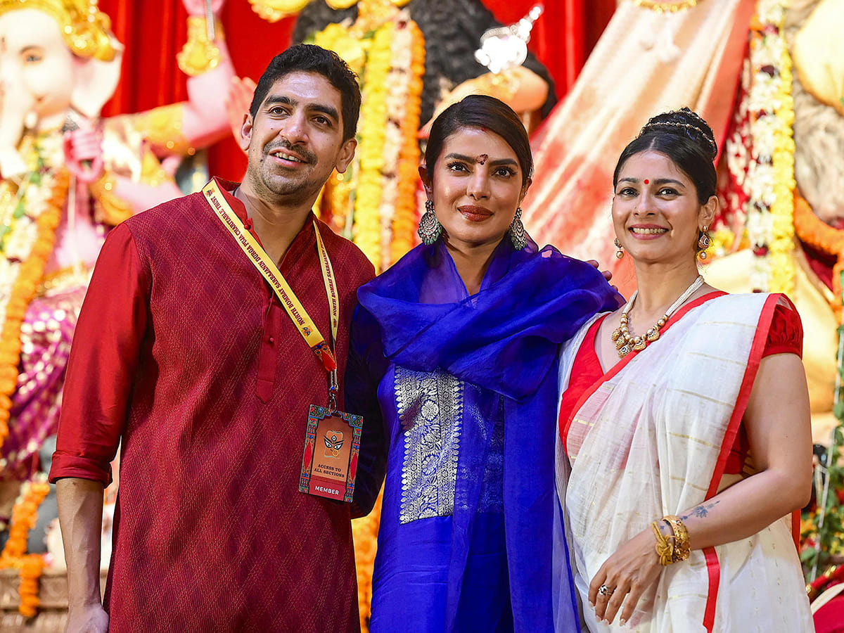 Mumbai’s festive season turned star-studded as Bollywood’s most prominent names gathered at the North Bombay Sarbojanin Durga Puja pandal, hosted by Rani Mukerji and Kajol’s family. Adding a special sparkle to the celebration this year was Priyanka Chopra, who is currently in Mumbai for an event. Above, Priyanka Chopra Jonas joins Tanishaa Mukerji and director Ayan Mukerji at Durga Puja celebrations in Mumbai.