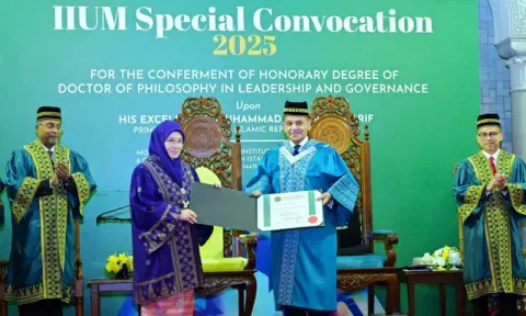 Pakistan Prime Minister Shahbaz Sharif receives PhD degree from Queen of Pahang Tunku Azizah Aminah Maimunah Iskandariah in Malaysia.