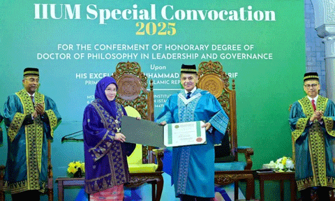Prime Minister She­hbaz Sharif receives an honorary PhD from the International Islamic University Malaysia, in Kuala Lumpur on October 6, 2025.  