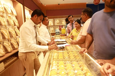 The 24-carat benchmark climbed to Dh511.50, reflecting a sharp uptick during the morning session.