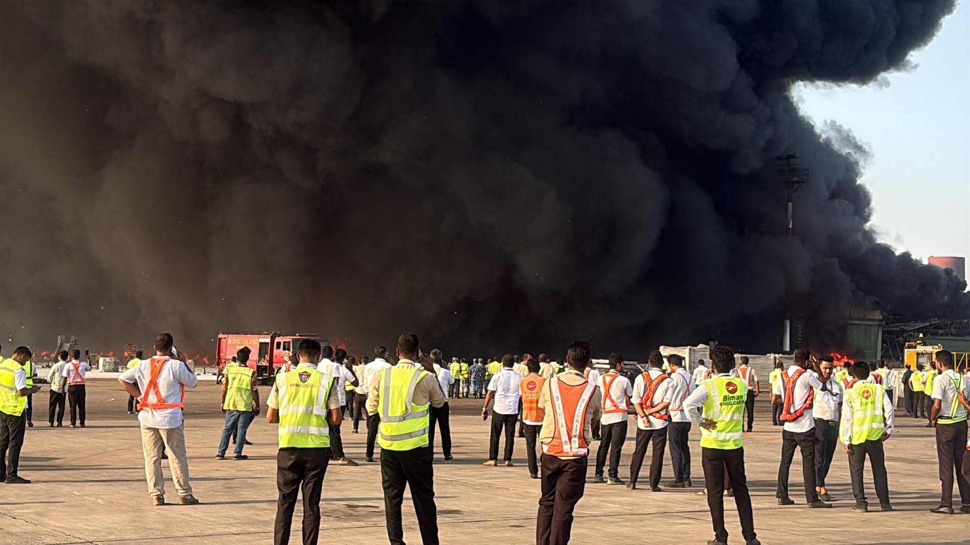 
Airport, Air Force, and fire teams quickly launched a coordinated response.