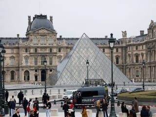 Tourists describe Louvre robbery as ‘straight out of Hollywood’ 
