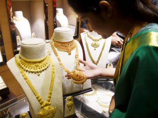 UAE gold prices drop Dh15 as global rates fall 3% for second day in a row