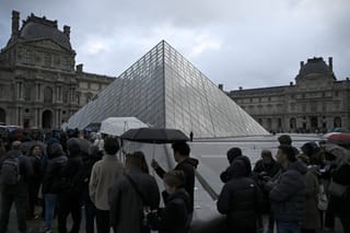 Manhunt launched after daring daylight jewel heist at Louvre Museum