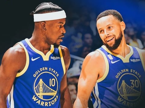 Stephen Curry #30 and Gary Payton II #0 of the Golden State Warriors celebrate in the final minute of the fourth quarter of the game against the Los Angeles Lakers at Crypto.com Arena.