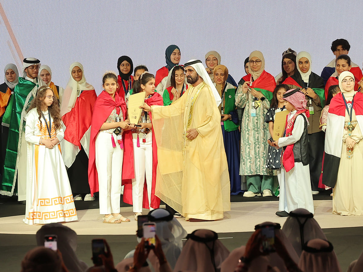 Sheikh Mohammed presenting Arab Reding Challenge award to Baisan and Baylsan Koka from Tunisia. 