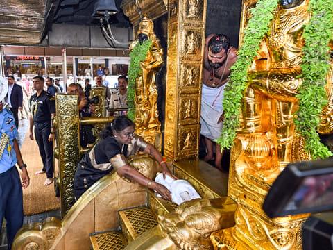 Indian President Droupadi Murmu performs a ritual during her visit to Sabarimala, in Pathanamthitta on Wednesday. [Illustrative image]