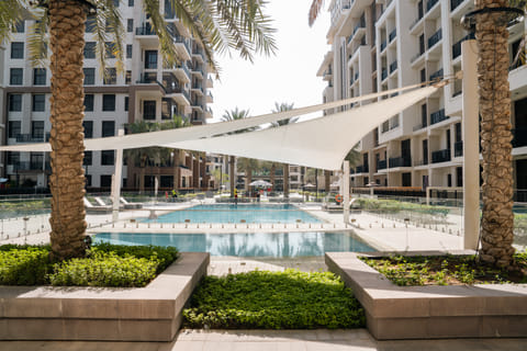 Nestled off Al Qudra Road (D63), Town Square Dubai enjoys a prime location surrounded by family-friendly communities such as Arabian Ranches 2, Mudon, The Sustainable City, and Dubai Studio City.
