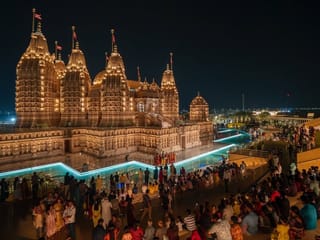 Abu Dhabi BAPS Hindu Mandir’s Diwali dazzles 60,000 visitors with Burj Khalifa, Emirates replicas