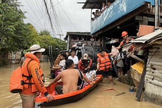 Typhoon flooding kills 5, strands thousands in central Philippines