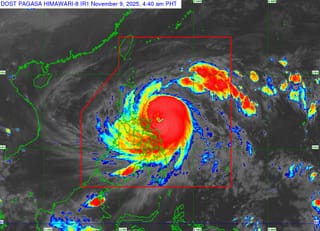 Philippines takes a direct hit from Typhoon Uwan (Fung Wong) 