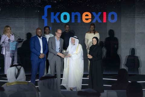 Sheikh Sultan awarding Konexio Africa as the winner of the ninth edition of the Sharjah International Award for Refugee Advocacy and Support (SIARA)