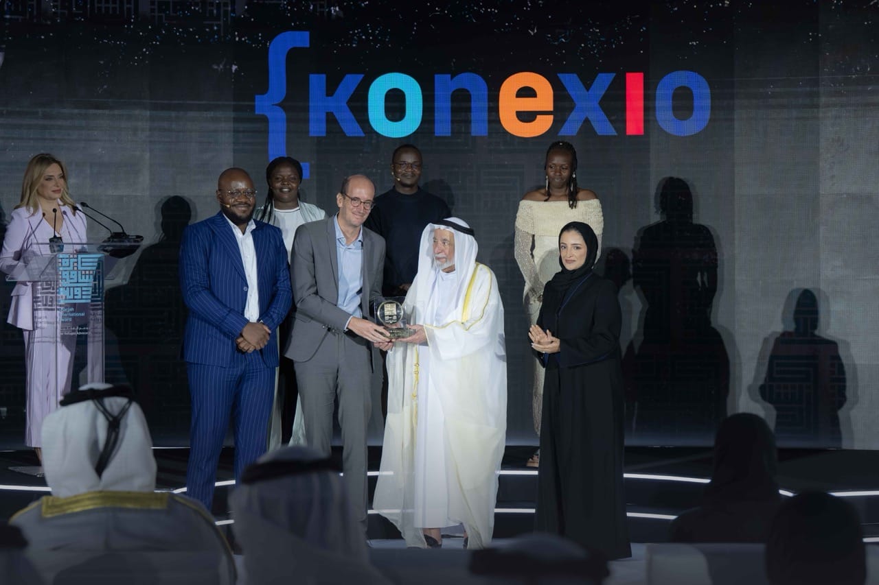 Sheikh Sultan awarding Konexio Africa as the winner of the ninth edition of the Sharjah International Award for Refugee Advocacy and Support (SIARA)