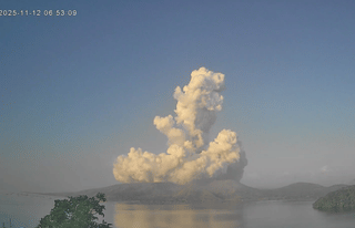 Volcano near Manila erupts, with 7 earthquakes 