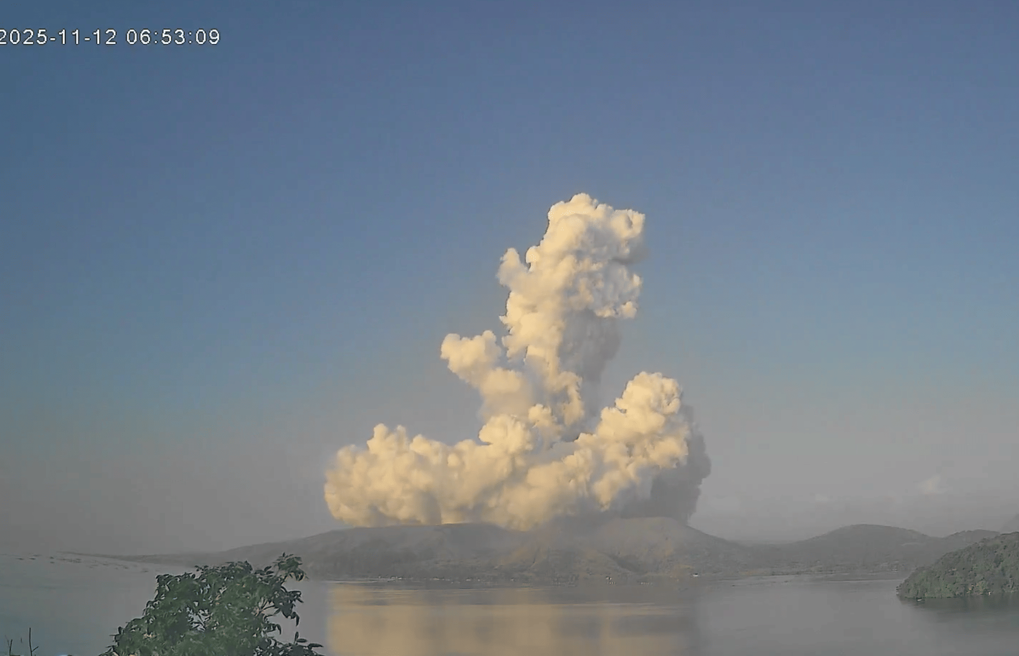 The eruption produced greyish plumes reaching 2,800m.
