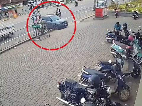 Parked car rolls onto highway in Kerala, major accident averted