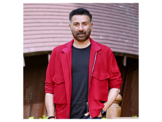 Sunny Deol loses cool at paparazzi, blames them for turning Dharmendra hospital stint into spectacle