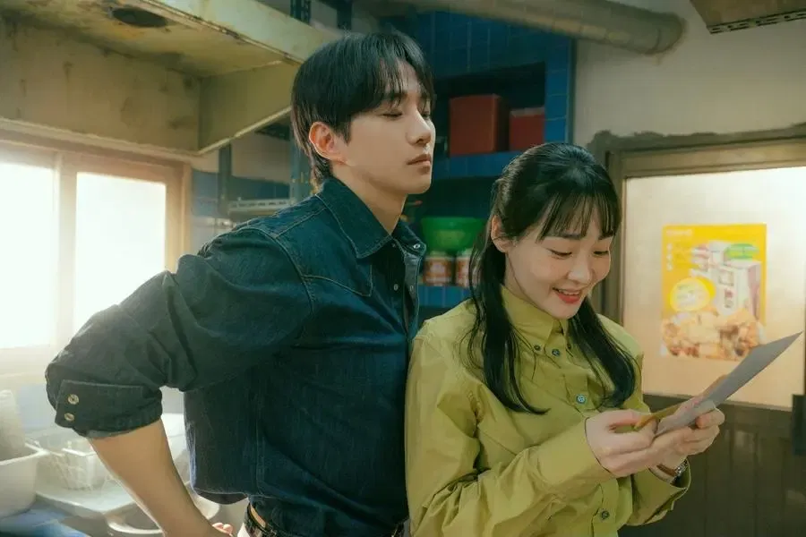 Lee Jun-ho and Kim Min-ha in Typhoon Family. 